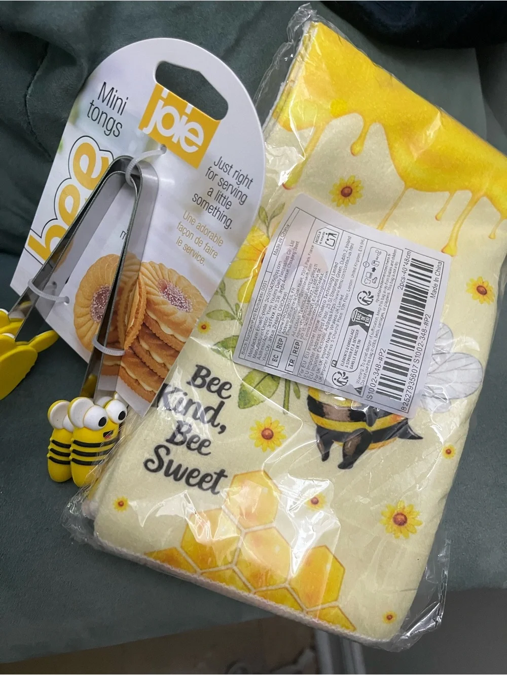 NWT “Bee bundle” 🐝 2 Hand towels, 2 sets of mini tongs. 💛💛